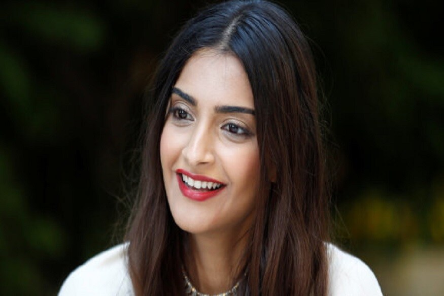 অন্যরা শুধু এগ হোয়াইট খেলেও সোনম কাপুর কিন্তু পুরো ডিমটাই খান৷ ব্রেকফাস্টে দুটো কড়া টোস্ট, সানি সাইড আপ পোচ ও ১ গ্লাস জল খান তিনি৷ অন্যরা শুধু এগ হোয়াইট খেলেও সোনম কাপুর কিন্তু পুরো ডিমটাই খান৷ ব্রেকফাস্টে দুটো কড়া টোস্ট, সানি সাইড আপ পোচ ও ১ গ্লাস জল খান তিনি৷