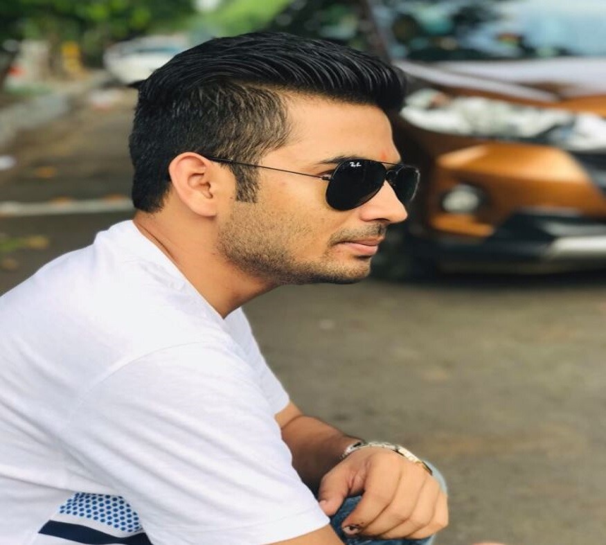 ▪ সৌম্য বিবাহিত৷ কন্যাসন্তানও রয়েছে তার৷ এবার এই গায়কের বিরুদ্ধে ধর্ষণের অভিযোগ আনলেন রবীন্দ্রভারতীয় বিশ্ববিদ্যালয়ের এক ছাত্রী৷ তার অভিযোগ যে বাড়িতে মেয়েটিকে মাদক খাওয়ায় সৌম্য৷ তারপর ধর্ষণ করে৷ Photo Courtesy: Facebook ▪ সৌম্য বিবাহিত৷ কন্যাসন্তানও রয়েছে তার৷ এবার এই গায়কের বিরুদ্ধে ধর্ষণের অভিযোগ আনলেন রবীন্দ্রভারতীয় বিশ্ববিদ্যালয়ের এক ছাত্রী৷ তার অভিযোগ যে বাড়িতে মেয়েটিকে মাদক খাওয়ায় সৌম্য৷ তারপর ধর্ষণ করে৷ Photo Courtesy: Facebook