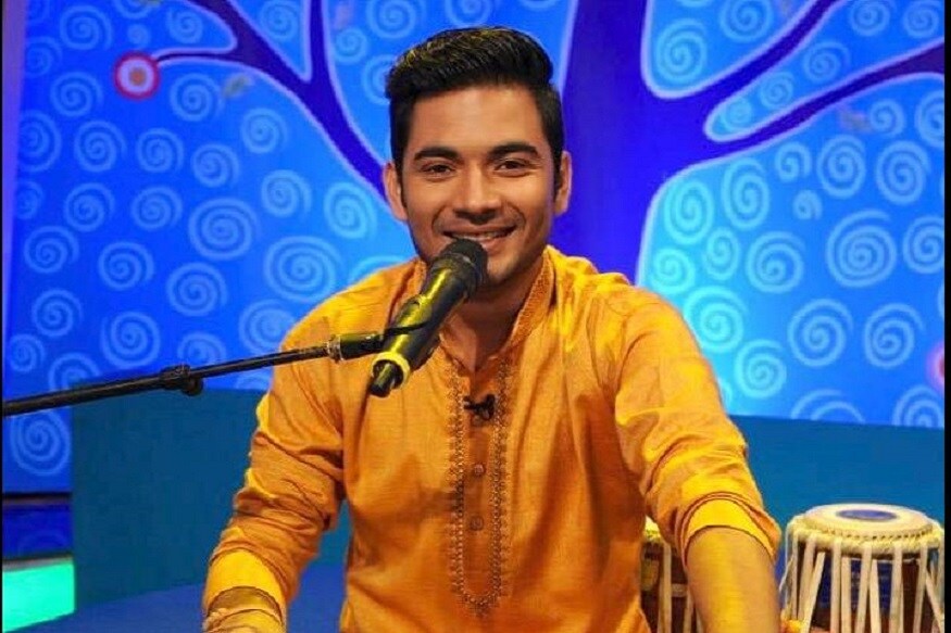 ▪ চার বছর আগে জনপ্রিয় এক বাংলা রিয়ালিটি শোয়ের মঞ্চে তিনি ছিলেন শ্রেষ্ঠ সৌম্য চক্রবর্তী৷ সেবার সেই গানের রিয়ালিটি শো জিতেছিলেন সৌম্য৷ Photo Courtesy: Facebook ▪ চার বছর আগে জনপ্রিয় এক বাংলা রিয়ালিটি শোয়ের মঞ্চে তিনি ছিলেন শ্রেষ্ঠ সৌম্য চক্রবর্তী৷ সেবার সেই গানের রিয়ালিটি শো জিতেছিলেন সৌম্য৷ Photo Courtesy: Facebook