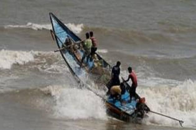 শক্তি বাড়িয়ে ধেয়ে আসছে ফণী। আলিপুর আবহাওয়া দফতরের পূর্বাভাস, ৩ মে, দুপুর আড়াইটা থেকে সাড়ে পাঁচটার মধ্যে পুরীর চাঁদবালি ও গোপালপুরের মধ্যে আছড়ে পড়বে ফণী। গতিবেগ ১৭০ থেকে সর্বোচ্চ ২০০ কিলোমিটার পর্যন্ত হতে পারে। ৩ মে থেকে উপকূলবর্তী এলাকাসহ দক্ষিণবঙ্গের সব জেলায় বৃষ্টি চলবে। পরের দিন হবে ভারী থেকে অতি ভারী বৃষ্টি। সেই সঙ্গে ঝোড়ো হাওয়া। শক্তি বাড়িয়ে ধেয়ে আসছে ফণী। আলিপুর আবহাওয়া দফতরের পূর্বাভাস, ৩ মে, দুপুর আড়াইটা থেকে সাড়ে পাঁচটার মধ্যে পুরীর চাঁদবালি ও গোপালপুরের মধ্যে আছড়ে পড়বে ফণী। গতিবেগ ১৭০ থেকে সর্বোচ্চ ২০০ কিলোমিটার পর্যন্ত হতে পারে। ৩ মে থেকে উপকূলবর্তী এলাকাসহ দক্ষিণবঙ্গের সব জেলায় বৃষ্টি চলবে। পরের দিন হবে ভারী থেকে অতি ভারী বৃষ্টি। সেই সঙ্গে ঝোড়ো হাওয়া।