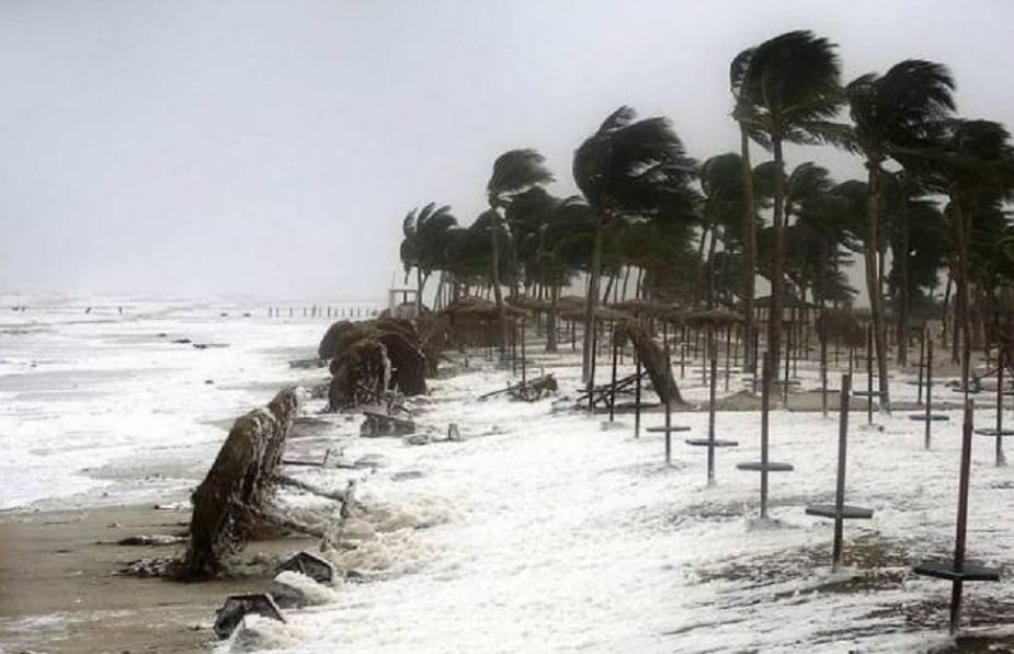 সাধারণর সপ্তাহান্তে পর্যটকেরা দিঘা, শঙ্করপুর, মন্দারমনি, তাজপুরের মতো 'উইকেন্ড ডেস্টিনেশন'-এ যান। কিন্তু ফণীর আতঙ্কে পর্যটকেরা আর সাহস করছেন না! হোটেল ব্যবসায়ীরা জানাচ্ছেন, বেশিরভাগ বুকিংই বাতিল হয়েছে। অনেকেই তিন চার দিনের বুকিং নিয়ে এসেছিলেন। কিন্তু তা বাতিল করে ফিরে গিয়েছেন। সাধারণর সপ্তাহান্তে পর্যটকেরা দিঘা, শঙ্করপুর, মন্দারমনি, তাজপুরের মতো 'উইকেন্ড ডেস্টিনেশন'-এ যান। কিন্তু ফণীর আতঙ্কে পর্যটকেরা আর সাহস করছেন না! হোটেল ব্যবসায়ীরা জানাচ্ছেন, বেশিরভাগ বুকিংই বাতিল হয়েছে। অনেকেই তিন চার দিনের বুকিং নিয়ে এসেছিলেন। কিন্তু তা বাতিল করে ফিরে গিয়েছেন।