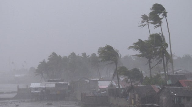 ৩ তারিখ দক্ষিণবঙ্গের সব জেলায় হালকা থেকে মাঝারি বৃষ্টি শুরু হবে। পূর্ব-পশ্চিম মেদিনীপুর ও ঝাড়গ্রামে ভারী থেকে অতিভারী বৃষ্টির সম্ভাবনা। বাকি হাওড়া, হুগলি, কলকাতা, দুই চব্বিশ পরগনার ভারী বৃষ্টির সম্ভাবনা ৩ তারিখ দক্ষিণবঙ্গের সব জেলায় হালকা থেকে মাঝারি বৃষ্টি শুরু হবে। পূর্ব-পশ্চিম মেদিনীপুর ও ঝাড়গ্রামে ভারী থেকে অতিভারী বৃষ্টির সম্ভাবনা। বাকি হাওড়া, হুগলি, কলকাতা, দুই চব্বিশ পরগনার ভারী বৃষ্টির সম্ভাবনা