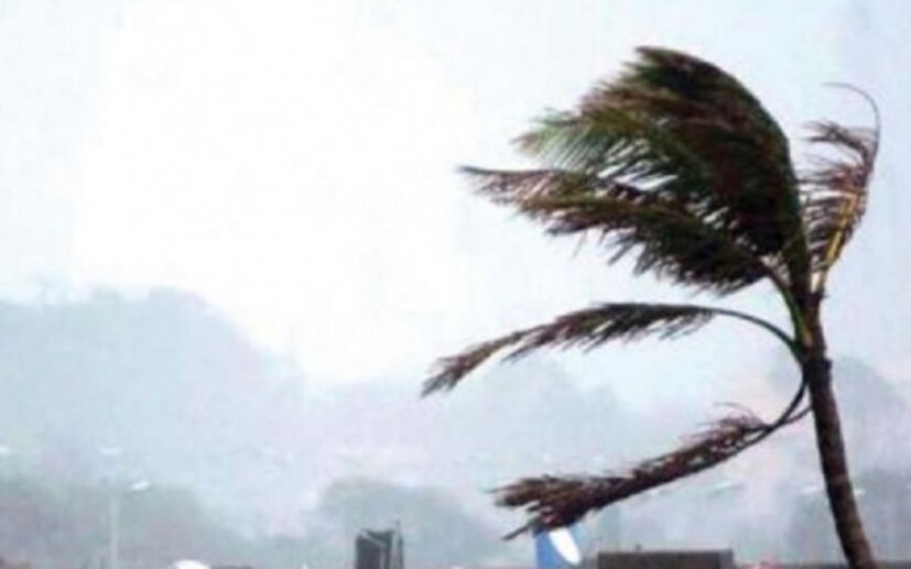  শনিবার রাজ্যে বৃষ্টি বাড়বে বলেও সতর্কতা জারি করা হয়েছে। পরিস্থিতির উপর নজর রাজ্য প্রশাসনের। নবান্নে কন্ট্রোল রুম থেকে চব্বিশ ঘণ্টা নজরদারি চলছে। আজ বিভিন্ন দফতরের সঙ্গে জরুরি বৈঠকে বসছেন মুখ্যসচিব। 