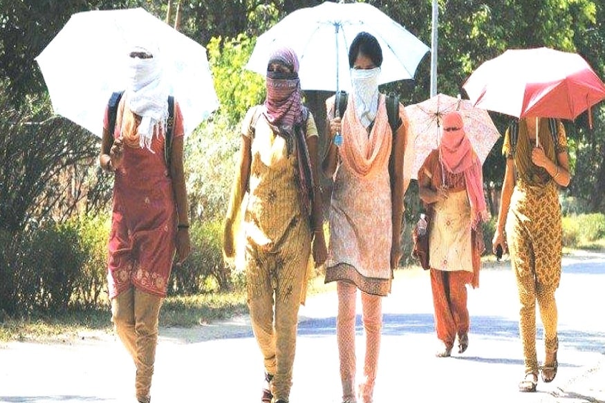বাতাসে জলীয় বাষ্প থাকায় তাপমাত্রা বাড়ার পাশাপাশি বৃদ্ধি পাবে আদ্রতাজনিত অস্বস্তি। গলদঘর্ম হতে হবে মানুষকে। গতকাল কলকাতার সর্বোচ্চ তাপমাত্রা ছিল ৩৭.৫ ডিগ্রি। স্বাভাবিকের থেকে দু ডিগ্রি বেশী। এদিন সকাল ১১.৩০ টায় কলকাতার তাপমাত্রা ছিল ৩৫.৪ ডিগ্রি ৷ কলকাতায় আপেক্ষিক আর্দ্রতার পরিমাণ ৬৮% ৷ ১১.৩০ টায় দমদমের তাপমাত্রা ৩৭.২ ডিগ্রি ৷ দমদমে আপেক্ষিক আর্দ্রতার পরিমাণ ৬৪% ৷Photo Source: Collected বাতাসে জলীয় বাষ্প থাকায় তাপমাত্রা বাড়ার পাশাপাশি বৃদ্ধি পাবে আদ্রতাজনিত অস্বস্তি। গলদঘর্ম হতে হবে মানুষকে। গতকাল কলকাতার সর্বোচ্চ তাপমাত্রা ছিল ৩৭.৫ ডিগ্রি। স্বাভাবিকের থেকে দু ডিগ্রি বেশী। এদিন সকাল ১১.৩০ টায় কলকাতার তাপমাত্রা ছিল ৩৫.৪ ডিগ্রি ৷ কলকাতায় আপেক্ষিক আর্দ্রতার পরিমাণ ৬৮% ৷ ১১.৩০ টায় দমদমের তাপমাত্রা ৩৭.২ ডিগ্রি ৷ দমদমে আপেক্ষিক আর্দ্রতার পরিমাণ ৬৪% ৷Photo Source: Collected
