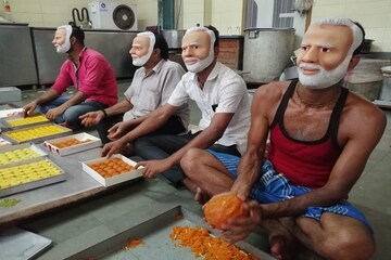 একজিট পোলের ইঙ্গিতে এনডিএ শিবিরে খুশির জোয়ার, নরেন্দ্র মোদির মুখোশে মিষ্টি