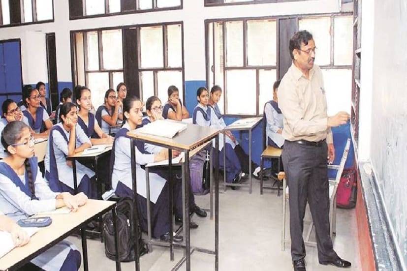 আদালতের এই নির্দেশ কার্যকর হলে রাজ্যের আরও হাজারখানেক শিক্ষক চাকরি পেতে পারেন ৷ সেক্ষেত্রে প্রভাবিত হবে নিয়োগ প্রক্রিয়া ৷ এর ফলে টেট পরীক্ষায় উত্তীর্ণ ও বর্তমানে নিযুক্ত শিক্ষকদের ভবিষ্যৎ প্রশ্নের মুখে ৷ যদিও প্রশ্ন ভুল মামলায় সিঙ্গল বেঞ্চের রায়ে কোনও স্থগিতাদেশ দিল না বিচারপতি সম্বুদ্ধ চক্রবর্তীর ডিভিশন বেঞ্চ ৷