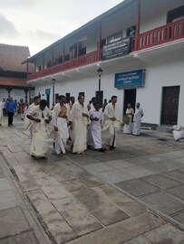 গণনার আগে শ্রী পদ্মনাভ মন্দিরে পুজো দিলেন কংগ্রেস নেতা শশী থারুর