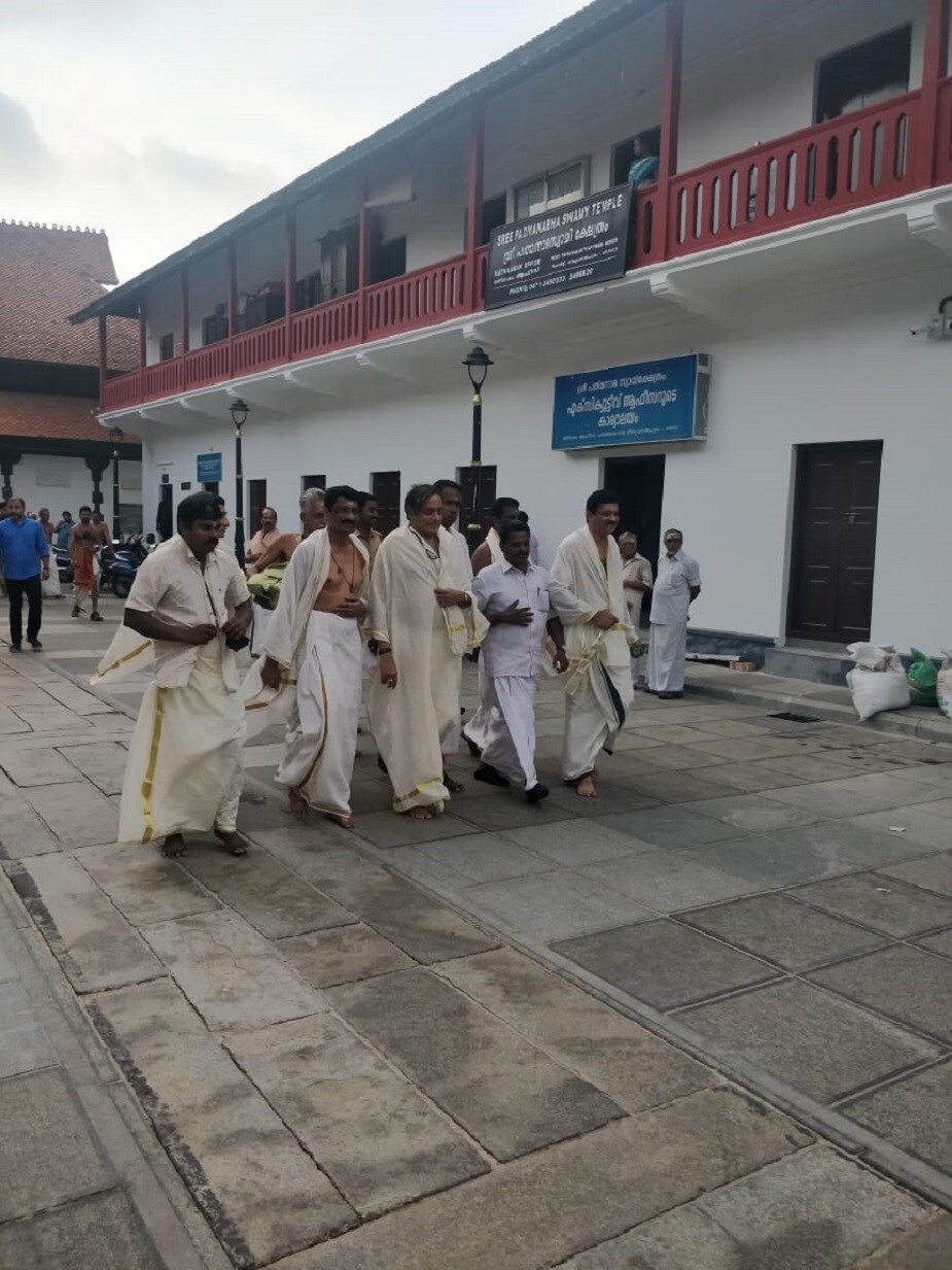 সকালবেলাই ট্যুইট করেছেন থারুর । মোদি সরকারকে কটাক্ষ করে তাঁর বার্তা ৫ বছরের কু-শাসন কি শেষ হবে? (Image: News18) সকালবেলাই ট্যুইট করেছেন থারুর । মোদি সরকারকে কটাক্ষ করে তাঁর বার্তা ৫ বছরের কু-শাসন কি শেষ হবে? (Image: News18)