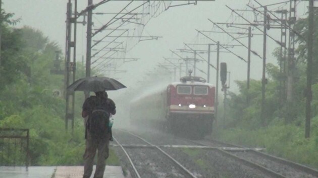 এছাড়াও দক্ষিণ এবং উত্তর চব্বিশ পরগণা এবং ঝাড়গ্রামেও ভারী বৃষ্টির সতর্কতা জারি হয়েছে ৷ ভারী বৃষ্টি হতে পারে উত্তরবঙ্গের জেলাগুলিতে ৷ এছাড়াও দক্ষিণ এবং উত্তর চব্বিশ পরগণা এবং ঝাড়গ্রামেও ভারী বৃষ্টির সতর্কতা জারি হয়েছে ৷ ভারী বৃষ্টি হতে পারে উত্তরবঙ্গের জেলাগুলিতে ৷