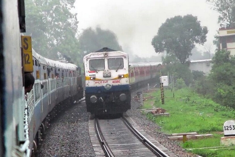 • ফণীর জের। বাতিল উত্তর পূর্ব সীমান্ত রেলের একাধীক দূরপাল্লার ট্রেন। 
