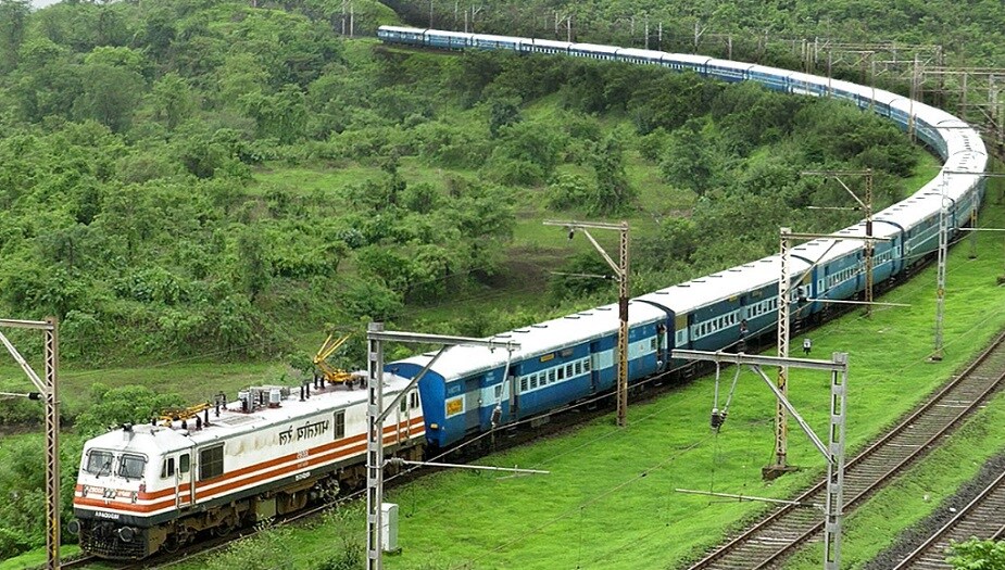 করমন্ডল এক্সপ্রেস, হাওড়া-যশোবন্তপুর দুরন্ত, গুরুদেব এক্সপ্রেস, শালিমার-ত্রিবান্দ্রম এক্সপ্রেস, অন্তোদয় এক্সপ্রেসের মত দক্ষিণ ভারত গামী ট্রেনগুলিতে ছিল উপচে পড়া ভিড়। করমন্ডল এক্সপ্রেস, হাওড়া-যশোবন্তপুর দুরন্ত, গুরুদেব এক্সপ্রেস, শালিমার-ত্রিবান্দ্রম এক্সপ্রেস, অন্তোদয় এক্সপ্রেসের মত দক্ষিণ ভারত গামী ট্রেনগুলিতে ছিল উপচে পড়া ভিড়।