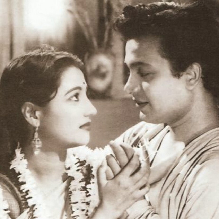 উত্তম একদিন সমরেশ বসুর কাছে গেলেন। ‘নাটের গুরু’ কাহিনির স্বত্ব কিনলেন। তার চিত্রনাট্য তৈরি হল। চিত্রনাট্য উত্তমকুমার নিজেই লিখলেন। পরিচালকও তিনি। তারপর সুচিত্রার কাছে গেলেন। চিত্রনাট্য শুনে ভাল লাগে তাঁর। সুচিত্রা সেন ‘নাটের গুরু’ করতে রাজিও হলেন।photo source collected উত্তম একদিন সমরেশ বসুর কাছে গেলেন। ‘নাটের গুরু’ কাহিনির স্বত্ব কিনলেন। তার চিত্রনাট্য তৈরি হল। চিত্রনাট্য উত্তমকুমার নিজেই লিখলেন। পরিচালকও তিনি। তারপর সুচিত্রার কাছে গেলেন। চিত্রনাট্য শুনে ভাল লাগে তাঁর। সুচিত্রা সেন ‘নাটের গুরু’ করতে রাজিও হলেন।photo source collected
