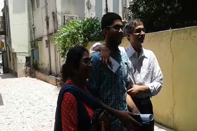 ভবিষ্যতে বেসিক সায়েন্স নিয়েই লেখাপড়া করতে চায় এই কৃতী পড়ুয়া ৷