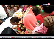 বিজেপি কর্মীর মৃতদেহকে ঘিরে আত্মীয় পরিজনের কান্নাকাটি বিজেপি কর্মীর মৃতদেহকে ঘিরে আত্মীয় পরিজনের কান্নাকাটি