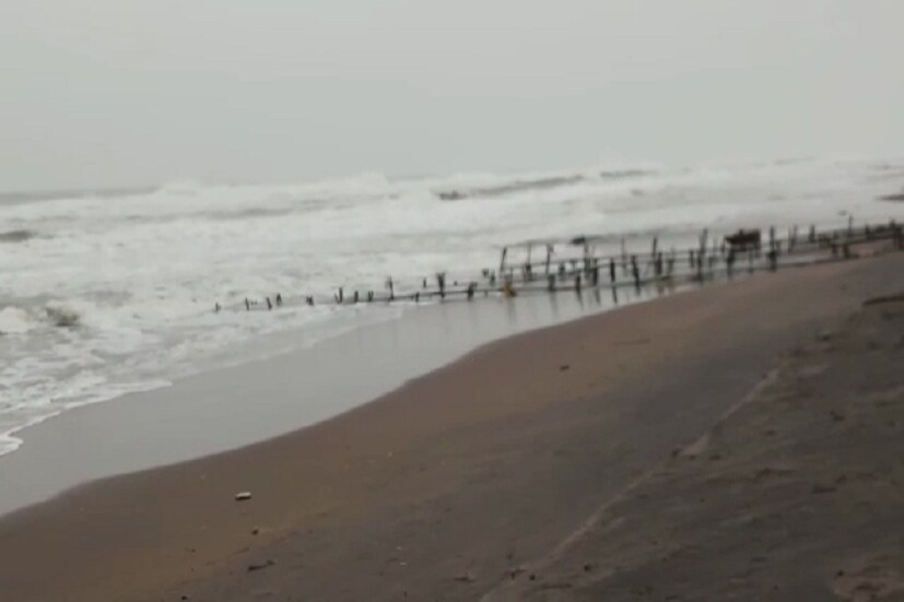 পুলিশ ও পঞ্চায়েতের লোকজন কাজ করছেন এই বিষয় নিয়ে ৷ প্রতীকী ছবি ৷