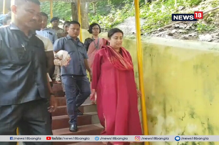 মা বগলা মন্দিরে পুজো দিলেন বিজেপি সাংসদ স্মৃতি ইরানি ৷