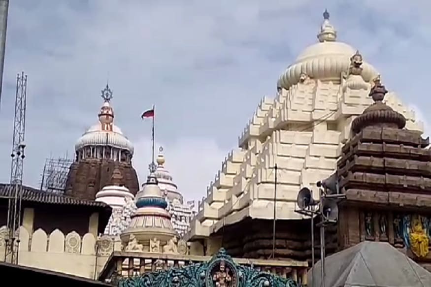 ফণী আসার পূর্বাভাস আসতেই প্রশাসনের নির্দেশে সেই পতাকার মাপ ১২ থেকে কমিয়ে ৫ হাত অর্থাৎ ১২ ফুট করা হয়। বুধবারই তা লাগানো হয় মন্দিরের চূড়ায়। ফণী আসার পূর্বাভাস আসতেই প্রশাসনের নির্দেশে সেই পতাকার মাপ ১২ থেকে কমিয়ে ৫ হাত অর্থাৎ ১২ ফুট করা হয়। বুধবারই তা লাগানো হয় মন্দিরের চূড়ায়।