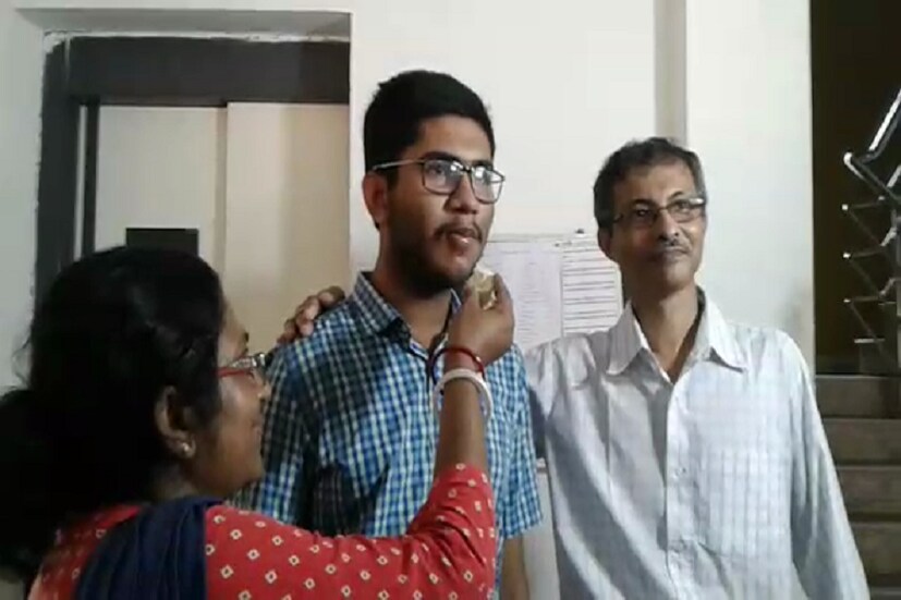 অন্যতম তৃতীয় স্থানাধিকারী সুক্রিয় চক্রবর্তী ৷ 