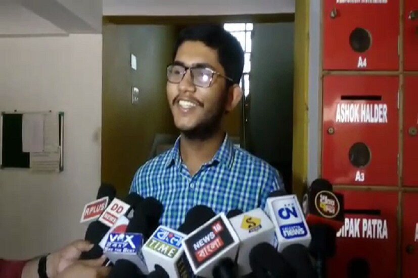 বাবা-মায়ের সঙ্গে বেশ আনন্দে সুক্রিয় চক্রবর্তী ৷