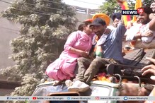 নির্বাচনী প্রচারে সানি দেওল, আচমকা এক মহিলা জড়িয়ে ধরে খেলেন চুমু মহিলা নির্বাচনী প্রচারে সানি দেওল, আচমকা এক মহিলা জড়িয়ে ধরে খেলেন চুমু মহিলা