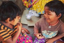 জোমাটোর গাড়ি মুখে হাসি ফোটে ওদের, 'রোল কাকু' এবার খেতে দেবে... জোমাটোর গাড়ি মুখে হাসি ফোটে ওদের, 'রোল কাকু' এবার খেতে দেবে...