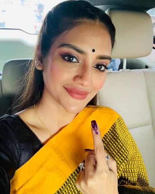 কলকাতা দক্ষিণ লোকসভা কেন্দ্রে ভোট দিতে গেলেন বসিরহাটের তৃণমূল কংগ্রেসের তারকা প্রার্থী নুসরত জাহান