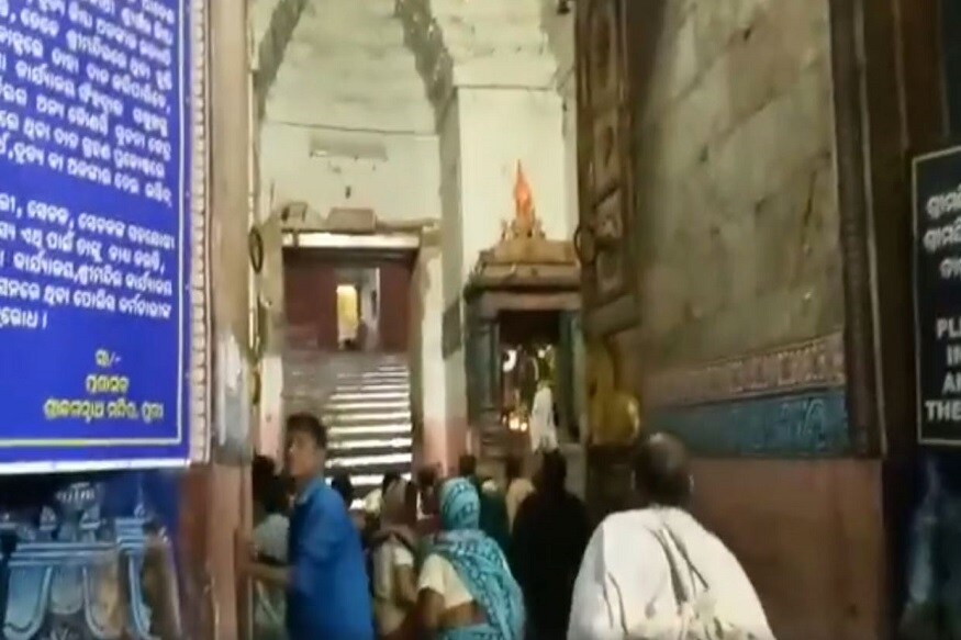শুক্রবার সকালে যখন ফণীর ভয় কাঁপছে পুরী ও সংলগ্ন এলাকা তখনই ধুমধাম করে সাড়া হল মন্দিরের সকালের আরতি৷ Photo Courtesy: Facebook শুক্রবার সকালে যখন ফণীর ভয় কাঁপছে পুরী ও সংলগ্ন এলাকা তখনই ধুমধাম করে সাড়া হল মন্দিরের সকালের আরতি৷ Photo Courtesy: Facebook