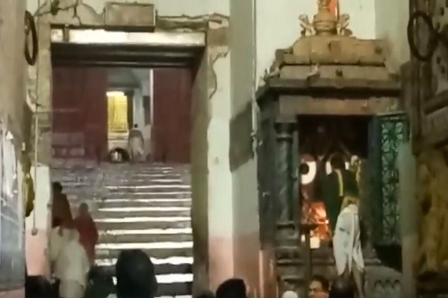 পুরীর মন্দিরের পতাকাও উড়ে গিয়েছিল৷ যা অশুভ সংকেত বলেই মনে করছিলেন ভক্তরা৷ ফণীর জন্য পতাকার মাপ ১২ থেকে কমিয়ে ৫ হাত অর্থাৎ ১২ ফুট করা হয়। তবে ফণীর দাপটের মধ্যেও কোনওভাবে বন্ধ হয়নি পুরীর জগন্নাথ মন্দিরের পুজো৷Photo Courtesy: Facebook পুরীর মন্দিরের পতাকাও উড়ে গিয়েছিল৷ যা অশুভ সংকেত বলেই মনে করছিলেন ভক্তরা৷ ফণীর জন্য পতাকার মাপ ১২ থেকে কমিয়ে ৫ হাত অর্থাৎ ১২ ফুট করা হয়। তবে ফণীর দাপটের মধ্যেও কোনওভাবে বন্ধ হয়নি পুরীর জগন্নাথ মন্দিরের পুজো৷Photo Courtesy: Facebook