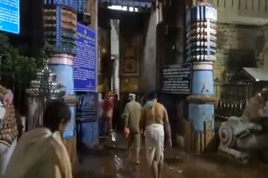 প্রায় ১৭৫ কিমি বেগে পুরীর ওপর দিয়ে বয়ে যায় ঝড়৷ পুরীর সমুদ্রে প্রবল জলোচ্ছ্বাস ছিল৷ গোটা পুরী বিদ্যুৎহীন, ইন্টারনেট পরিষেবা বন্ধ ছিল৷ তবে জাগ্রত জগন্নাথদেবের আর্শীবাদে মন্দিরে ক্ষয়ক্ষতি তেমন হয়নি বলেই মত ভক্তদের৷ Photo Courtesy: Facebook প্রায় ১৭৫ কিমি বেগে পুরীর ওপর দিয়ে বয়ে যায় ঝড়৷ পুরীর সমুদ্রে প্রবল জলোচ্ছ্বাস ছিল৷ গোটা পুরী বিদ্যুৎহীন, ইন্টারনেট পরিষেবা বন্ধ ছিল৷ তবে জাগ্রত জগন্নাথদেবের আর্শীবাদে মন্দিরে ক্ষয়ক্ষতি তেমন হয়নি বলেই মত ভক্তদের৷ Photo Courtesy: Facebook