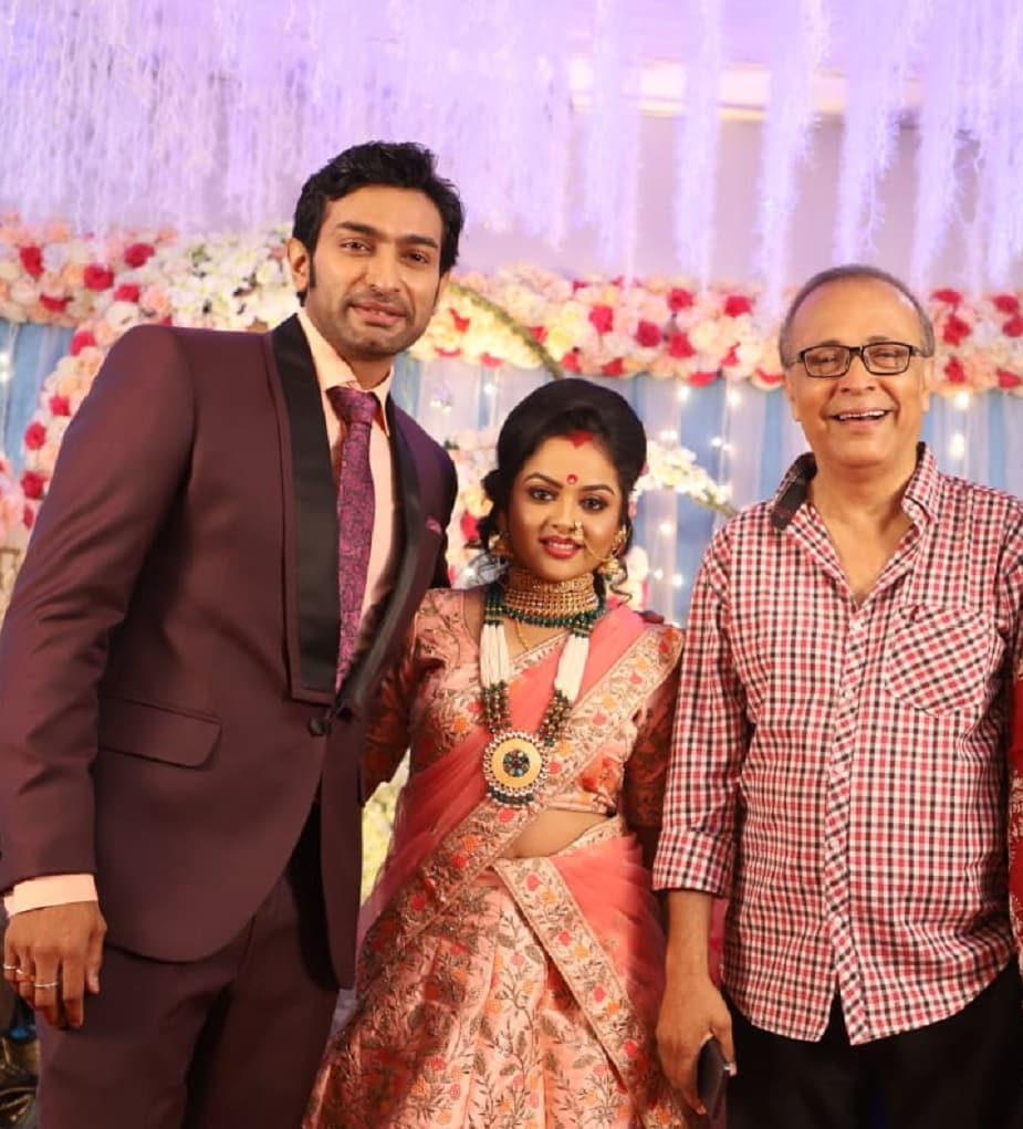 ♦ নবদম্পতিকে আশীর্বাদ দিতে উপস্থিত হয়েছিলেন বর্ষীয়ান অভিনেতা ফাগ্লুনী চট্টোপাধ্যায় ৷ -নিজস্ব চিত্র ৷ ♦ নবদম্পতিকে আশীর্বাদ দিতে উপস্থিত হয়েছিলেন বর্ষীয়ান অভিনেতা ফাগ্লুনী চট্টোপাধ্যায় ৷ -নিজস্ব চিত্র ৷