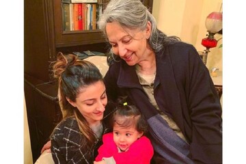 মায়ের সঙ্গে ছোটবেলার ছবি সামনে আনলেন বলি অভিনেত্রীরা