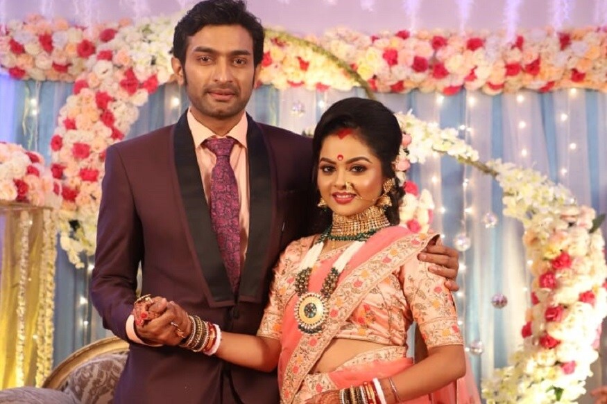 ♦ দক্ষিণ কলকাতার এক ব্যাঙ্কোয়েটে বসেছিল টলি-টাউনের সদ্য বিবাহিত দম্পতি নবনীতা দাস ও জিতু কমলের রিসেপশনের।-নিজস্ব চিত্র ৷ ♦ দক্ষিণ কলকাতার এক ব্যাঙ্কোয়েটে বসেছিল টলি-টাউনের সদ্য বিবাহিত দম্পতি নবনীতা দাস ও জিতু কমলের রিসেপশনের।-নিজস্ব চিত্র ৷