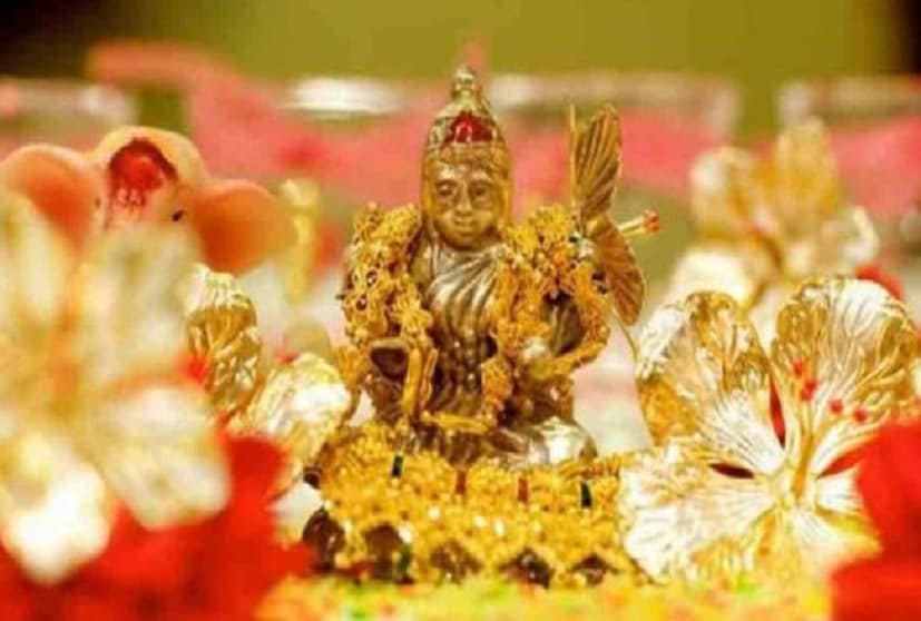 ♦ বুদ্ধ পূর্ণিমার দিন সকালে উঠে স্নান সেরে মা লক্ষ্মী এবং ভগবান বিষ্ণুর পুজো করুন  ৷ এরপর দিনভর মনে মনে ‘সোম সোমায় নমঃ’-এই মন্ত্র জপ করতে থাকুন ৷ অর্থকষ্ট তো থাকবেই না ৷ বরং আপনার বাড়িতে ধন বর্ষা হবে ৷