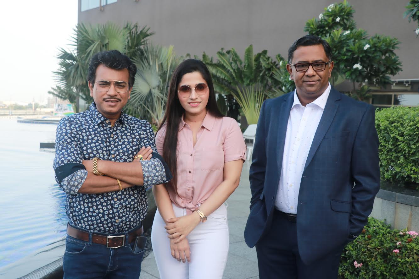 এই কঠিন দায়িত্ব কাঁধে নিয়ে ফেলেছেন পরিচালক রাজর্ষি দে ৷ বহুদিন ধরে এই বিষয়ে রিসার্চ চালিয়ে এই ছবির চিত্রনাট্য তৈরি করেছেন সৌগত বসু ৷ এবার তা পর্দায় আনার পালা ৷ পরিচালকের কথায়, যা খুবই চ্যালেঞ্জিং ! এই কঠিন দায়িত্ব কাঁধে নিয়ে ফেলেছেন পরিচালক রাজর্ষি দে ৷ বহুদিন ধরে এই বিষয়ে রিসার্চ চালিয়ে এই ছবির চিত্রনাট্য তৈরি করেছেন সৌগত বসু ৷ এবার তা পর্দায় আনার পালা ৷ পরিচালকের কথায়, যা খুবই চ্যালেঞ্জিং !
