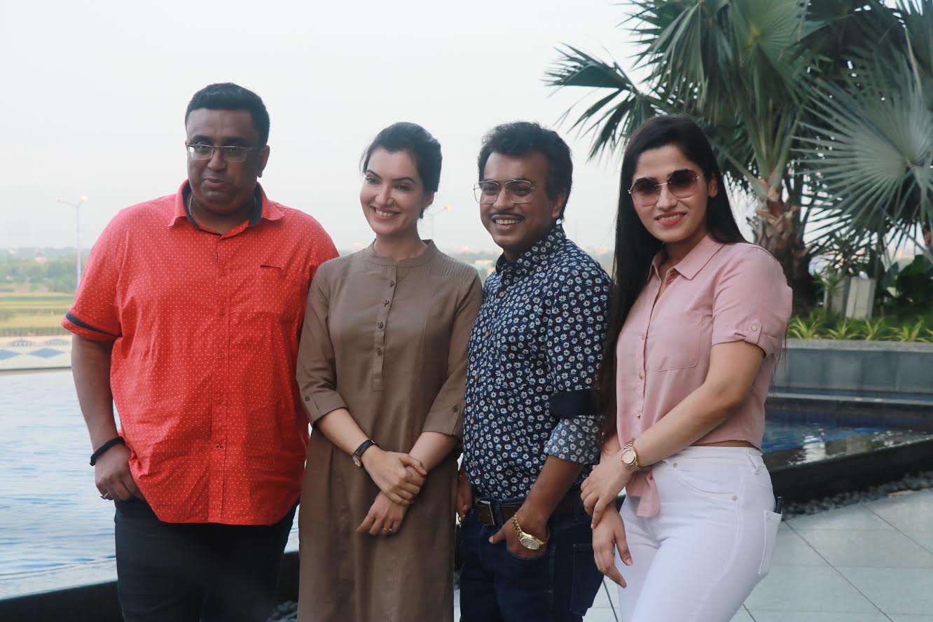 বেআইনিভাবে অস্ত্রের চালান ও এর নেপথ্যে থাকা অপরাধ জগতকেই চিত্রনাট্য বানিয়ে নতুন ছবি আনতে চলেছেন পরিচালক রাজর্ষি দে ও অভিগ্ন ফিল্মস ৷ ছবির নাম ‘রাইফেল’৷ ছবির টিমের দাবি বাংলা সিনেমায় এরকম বিষয় এই প্রথমবার ৷ তবে শুধু গল্পে নয়, চমক রয়েছে ছবির স্টারকাস্টেও ৷ একেবারে নতুন ভূমিকায় এই ছবি দেখা যাবে অর্পিতা চট্টোপাধ্যায়কে ৷ ছবিতে অর্পিতা রয়েছেন আইপিএস অফিসারের চরিত্রে ৷ তবে ছবিতে আরও একটি চমক অভিনেত্রী পুজারিনী ঘোষ ৷ পরিচালকের দাবি রহস্যে ঘেরা পুজারিনীর চরিত্রই নাকি এই ছবি আসল মোচড় ৷তবে এখানেই শেষ নয়, নেগেটিভ চরিত্রে এই ছবিতে থাকছেন রুদ্রনীল ঘোষ ৷ একেবারে নতুন চরিত্রে দেখা যাবে বাবুল সুপ্রিয় ও কমলেশ্বর মুখোপাধ্যায়কে ৷ বেআইনিভাবে অস্ত্রের চালান ও এর নেপথ্যে থাকা অপরাধ জগতকেই চিত্রনাট্য বানিয়ে নতুন ছবি আনতে চলেছেন পরিচালক রাজর্ষি দে ও অভিগ্ন ফিল্মস ৷ ছবির নাম ‘রাইফেল’৷ ছবির টিমের দাবি বাংলা সিনেমায় এরকম বিষয় এই প্রথমবার ৷ তবে শুধু গল্পে নয়, চমক রয়েছে ছবির স্টারকাস্টেও ৷ একেবারে নতুন ভূমিকায় এই ছবি দেখা যাবে অর্পিতা চট্টোপাধ্যায়কে ৷ ছবিতে অর্পিতা রয়েছেন আইপিএস অফিসারের চরিত্রে ৷ তবে ছবিতে আরও একটি চমক অভিনেত্রী পুজারিনী ঘোষ ৷ পরিচালকের দাবি রহস্যে ঘেরা পুজারিনীর চরিত্রই নাকি এই ছবি আসল মোচড় ৷তবে এখানেই শেষ নয়, নেগেটিভ চরিত্রে এই ছবিতে থাকছেন রুদ্রনীল ঘোষ ৷ একেবারে নতুন চরিত্রে দেখা যাবে বাবুল সুপ্রিয় ও কমলেশ্বর মুখোপাধ্যায়কে ৷