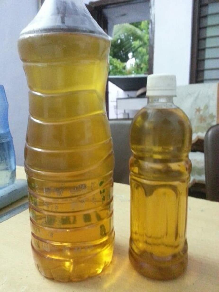 এই প্রক্রিয়ায় ব্যবহার করা হয় end-life plastic অর্থাৎ এমন প্লাস্টিক যা ফের রিসাইকেল করা যায় না। প্রতিদিন ২০০ কেজি প্লাস্টিক থেকে ২০০ লিটার পেট্রল বানাচ্ছেন সতীশ কুমার। স্থানীয় কারকানায় ৪০-৫০ টাকা লিটার প্রতি এই পেট্রল বিক্রি হয়। তবে গাড়িতে এই পেট্রল ব্যবহার করা যায় কী না, এখনও তা পরীক্ষা করা হয়নি। PVC ও PET ছাড়া সবরকমের প্লাস্টিকই ব্যবহার করা যায়। এই প্রক্রিয়ায় ব্যবহার করা হয় end-life plastic অর্থাৎ এমন প্লাস্টিক যা ফের রিসাইকেল করা যায় না। প্রতিদিন ২০০ কেজি প্লাস্টিক থেকে ২০০ লিটার পেট্রল বানাচ্ছেন সতীশ কুমার। স্থানীয় কারকানায় ৪০-৫০ টাকা লিটার প্রতি এই পেট্রল বিক্রি হয়। তবে গাড়িতে এই পেট্রল ব্যবহার করা যায় কী না, এখনও তা পরীক্ষা করা হয়নি। PVC ও PET ছাড়া সবরকমের প্লাস্টিকই ব্যবহার করা যায়।