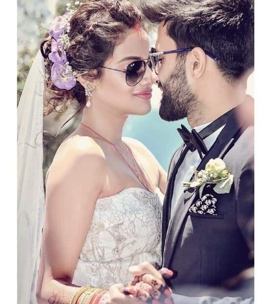 ♦ সবথেকে মিষ্টি বিষয় ছিল নুসরতের গৃহপ্রবেশের আচার অনুষ্ঠানটি ৷ নিখিলদের পরিবারের রীতি মেনে স্ত্রী নুসরতকে কোলে নিয়ে গৃহে প্রবেশ করলেন নিখিল ৷ ছবি: ইনস্টাগ্রাম ৷ 