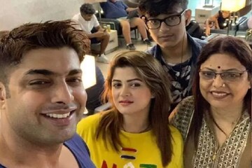 শাশুড়িকে নিয়ে ব্যাঙ্ককে ঘুরতে গেলেন শ্রাবন্তী, সঙ্গে গেল স্বামী ও ছেলে শাশুড়িকে নিয়ে ব্যাঙ্ককে ঘুরতে গেলেন শ্রাবন্তী, সঙ্গে গেল স্বামী ও ছেলে