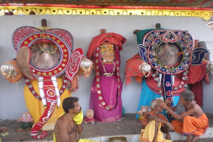 আজ পয়লা আষাঢ় এই আষাঢ় মাসেই রথযাত্রা বাঙালির এমন এক উৎসব যা বারেবারে ষোলোয়ানা বাঙালিয়ানাকে প্রকাশ করে থাকে ৷ আজ পয়লা আষাঢ় এই আষাঢ় মাসেই রথযাত্রা বাঙালির এমন এক উৎসব যা বারেবারে ষোলোয়ানা বাঙালিয়ানাকে প্রকাশ করে থাকে ৷
