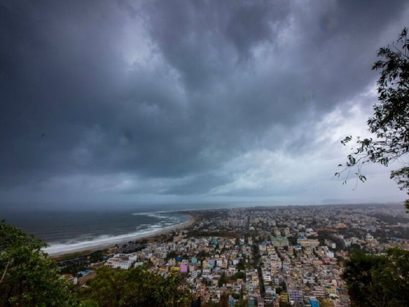 ♦ আগামিকাল বুধবার গুজরাত উপকূলে প্রায় ১২০ কিলোমিটার বেগে আছড়ে পড়তে পারে সাইক্লোন বায়ু। 