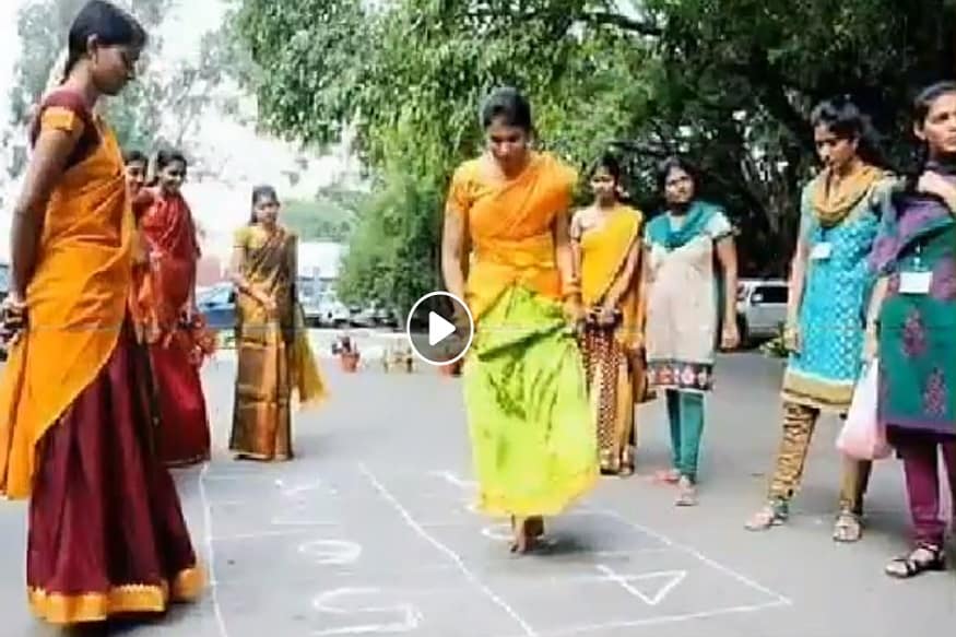 সদ্য শাড়ি পরতে শিখিয়েই মায়ের শাড়ি পরে ৷ এক্কা, দোক্কা বা কিতকিত খেলতে খেলতে কতবার উল্টে গিয়েছি পড়ে তবুও কী ছেড়েছি প্রাণের খেলাগুলি ৷ ছবি সংগৃহীত ৷ সদ্য শাড়ি পরতে শিখিয়েই মায়ের শাড়ি পরে ৷ এক্কা, দোক্কা বা কিতকিত খেলতে খেলতে কতবার উল্টে গিয়েছি পড়ে তবুও কী ছেড়েছি প্রাণের খেলাগুলি ৷ ছবি সংগৃহীত ৷