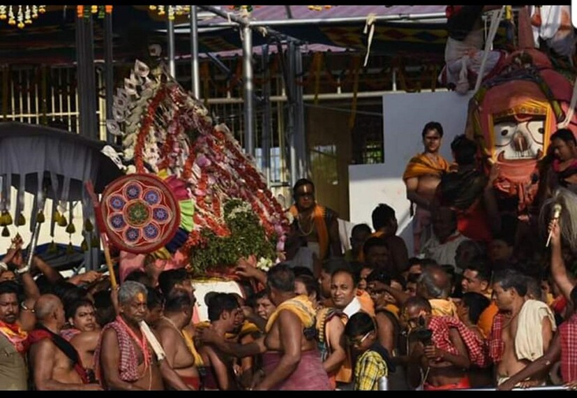 ♦ তবে এ বার প্রথম নয় ৷ গতবারও রথের সময় পুরীতে হাজির হয়েছিলেন সুচন্দ্রা ৷ গতবার উল্টোরথের দিন পুরীতে প্রবল বর্ষণের ফলে ডুবে গিয়েছিল রথের চাকা ৷ সে সময়ও পুরীতে হাজির ছিলেন অভিনেত্রী ৷ সেই ছবি নিজেই সোশ্যাল মিডিয়ায় শেয়ার করেছিলেন তিনি ৷
