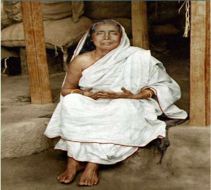 সারদা মায়ের এই ছবি বাড়ির দাওয়ায় রাখলে সুখ সমৃদ্ধি বাড়ে ৷ মূলত যেখানে খাদ্যশস্য রাখা হয় অর্থাৎ ধান বা চাল থাকে সেই জায়গায় রাখলে সংসারের অন্নের অভাব হয়না ৷ 