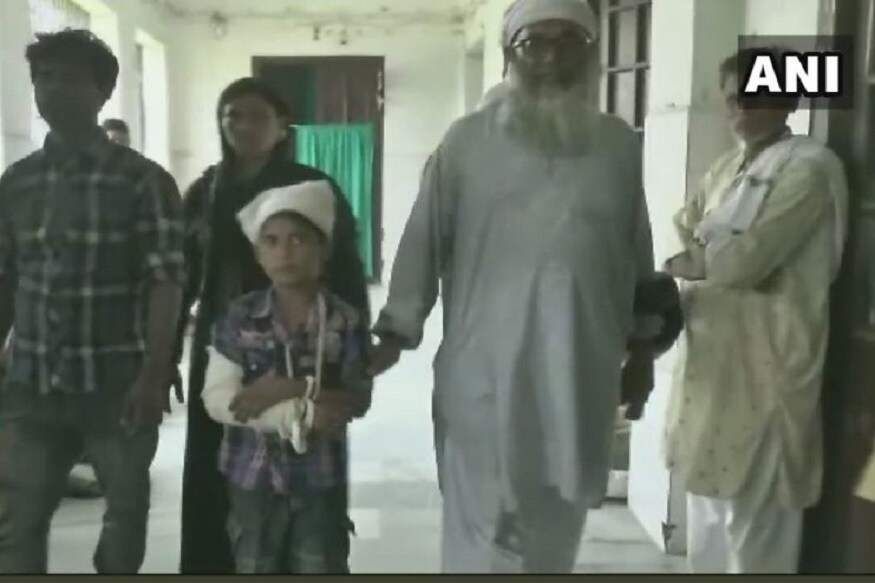 ঘটনাটির অভিযোগ জানাতে শিশুটির মা হাসপাতালের সুপারের কাছে অভিযোগ জানিয়েছেন ৷ হাসপাতালের সুপার বুধবার সকাল ১১টায় সময় দিয়েছেন বাধ্য হয়েই তাঁদের ফিরে যেতে হয়েছে হাসপাতাল থেকে ৷ ছবি সৌজন্যে এএনআই ৷ ঘটনাটির অভিযোগ জানাতে শিশুটির মা হাসপাতালের সুপারের কাছে অভিযোগ জানিয়েছেন ৷ হাসপাতালের সুপার বুধবার সকাল ১১টায় সময় দিয়েছেন বাধ্য হয়েই তাঁদের ফিরে যেতে হয়েছে হাসপাতাল থেকে ৷ ছবি সৌজন্যে এএনআই ৷
