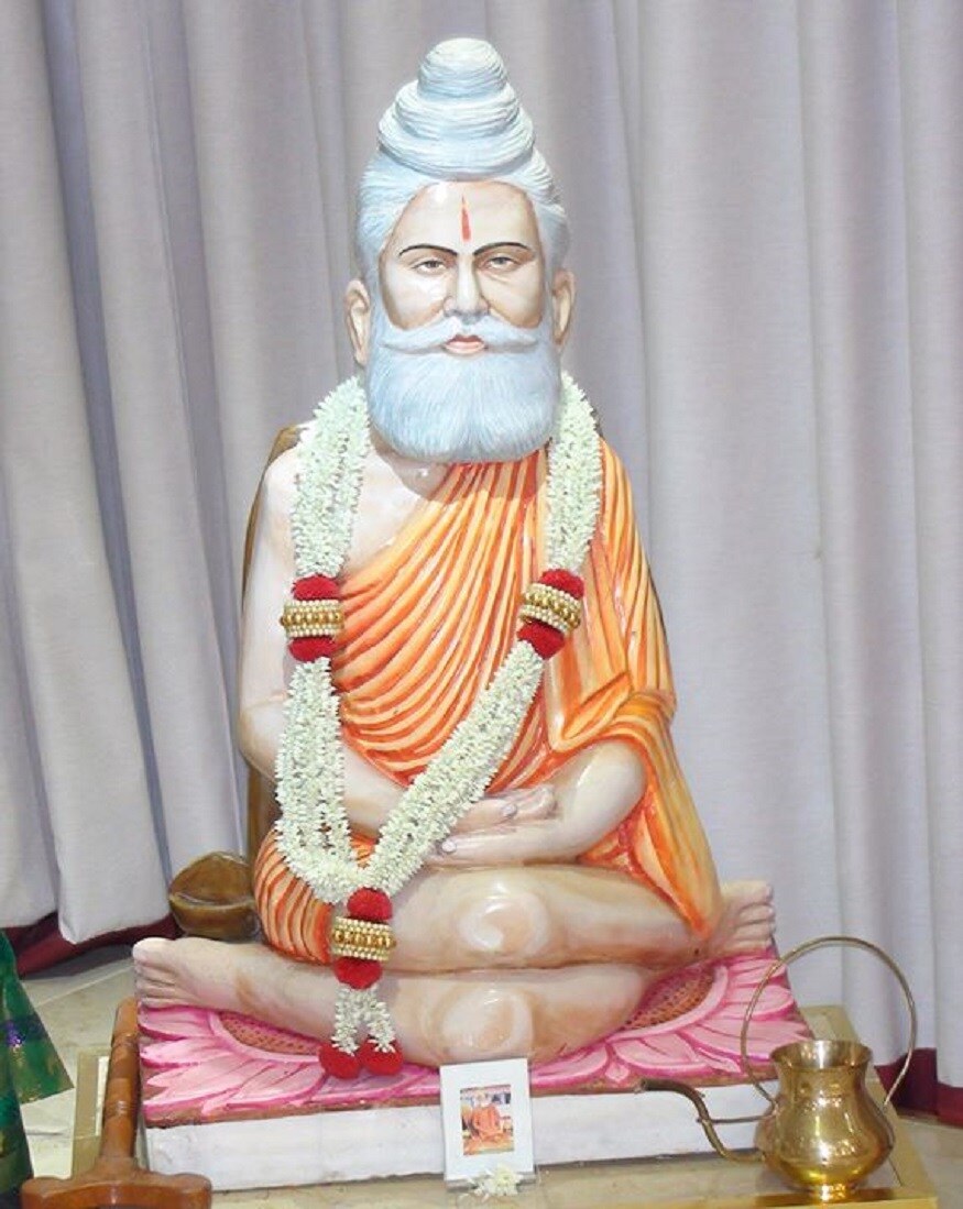 ♦ তিনি অত্যন্ত অল্পতেই সন্তুষ্ট ৷ আসমুদ্র হিমাচল পর্যন্ত যাঁর ব্যাপ্তি ৷ মানুষকে ভালবেসে বলেছিলেন রণে বনে জলে জঙ্গলে যেখানেই বিপদে পড়িবে আমাকে স্মরণ করিও আমি রক্ষা করিব ৷ ♦ তিনি অত্যন্ত অল্পতেই সন্তুষ্ট ৷ আসমুদ্র হিমাচল পর্যন্ত যাঁর ব্যাপ্তি ৷ মানুষকে ভালবেসে বলেছিলেন রণে বনে জলে জঙ্গলে যেখানেই বিপদে পড়িবে আমাকে স্মরণ করিও আমি রক্ষা করিব ৷