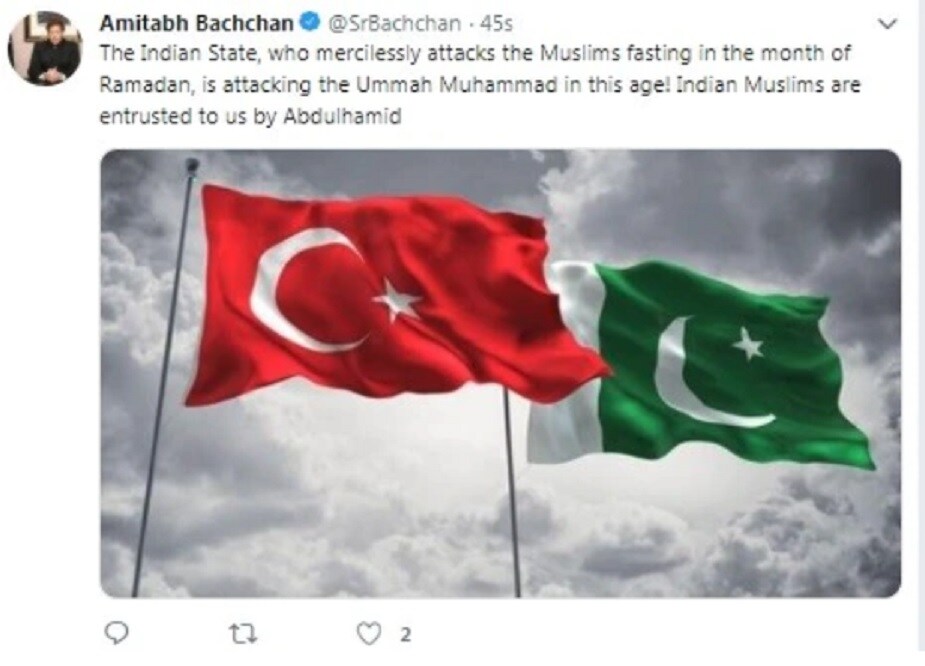 ♦ ট্যুইটার হ্যান্ডেলে তাঁর বদলে বসানো হল পাক প্রধানমন্ত্রী ইমরান খানের মুখের ছবি। অমিতাভের পরিচয়ে লেখা হয়, “অভিনেতা….অন্তত কেউ তো তেমনই বলে। পাকিস্তানকে ভালোবাসি।” ♦ ট্যুইটার হ্যান্ডেলে তাঁর বদলে বসানো হল পাক প্রধানমন্ত্রী ইমরান খানের মুখের ছবি। অমিতাভের পরিচয়ে লেখা হয়, “অভিনেতা….অন্তত কেউ তো তেমনই বলে। পাকিস্তানকে ভালোবাসি।”