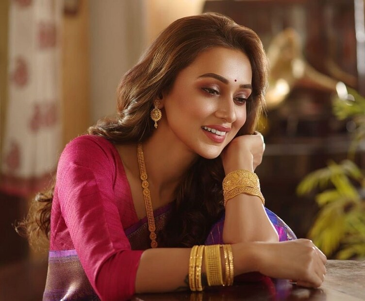 ♦ নিমন্ত্রিতের তালিকা খুবই কম ৷ নুসরত ও তাঁর হবু স্বামী নিখিল জৈনের পরিবারের সদস্য, আত্মীয়-পরিজন এবং তাঁদের কিছু বন্ধু-বান্ধব ৷ আর টলিউড ইন্ডাস্ট্রি থেকে হাজির থাকছেন অভিনেত্রী মিমি চক্রবর্তী ৷ 