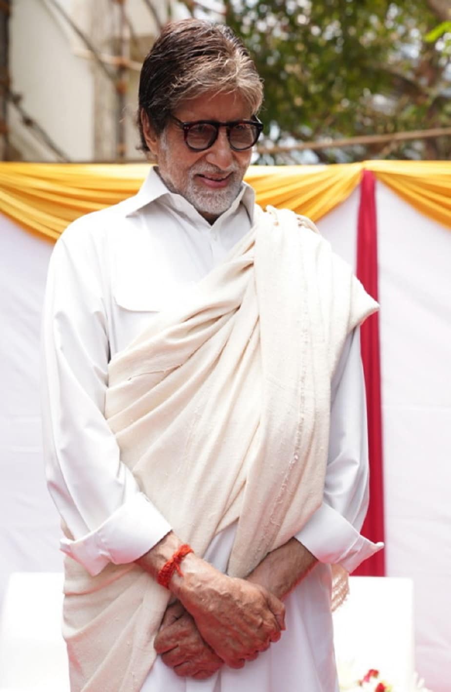 ♦ ঋণের প্রবল ভারে ডুবে প্রায় দু’ হাজারেরও বেশি কৃষকদের সাহায্য করলেন বিগ বি। ছবি: অভিতাভ বচ্চনের ব্লগ ৷ ♦ ঋণের প্রবল ভারে ডুবে প্রায় দু’ হাজারেরও বেশি কৃষকদের সাহায্য করলেন বিগ বি। ছবি: অভিতাভ বচ্চনের ব্লগ ৷