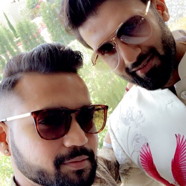 ♦ সুদূর তুরস্কের বোদরুম শহরে বসেছে বিয়ের আসর ৷ গতকাল থেকেই শুরু হয়ে গিয়েছে অনুষ্ঠান ৷ তিনদিন ধরে চলবে বিয়ের অনুষ্ঠান ৷ গতকাল বোদরুমের ‘সিক্স সেন্সেস কাপালায়াঙ্কায়া’র প্রাইভেট সি বিচের উপর ইয়ট পার্টি হয়ে গিয়েছে ৷ আজ দুপুরে মেহেন্দি আর রাতে সঙ্গীত ৷ ছবি: ইনস্টাগ্রাম ৷