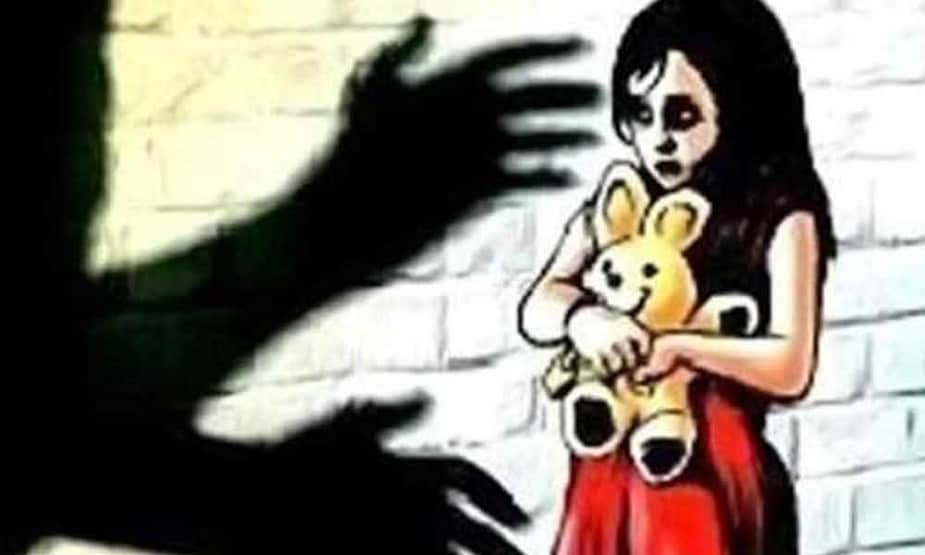 ♦ বেশ কয়েকবার পাঁচ বছরের মেয়েটার উপর মধ্যবয়স্ক শরীরটা যে কতবার নৃশংস অত্যাচার করেছে, তা নিয়ে পুলিশের কাছে অভিযোগ করতে গিয়ে চোখের জল ধরে রাখতে পারছেন না ওই ব্যক্তির স্ত্রী ৷ ♦ বেশ কয়েকবার পাঁচ বছরের মেয়েটার উপর মধ্যবয়স্ক শরীরটা যে কতবার নৃশংস অত্যাচার করেছে, তা নিয়ে পুলিশের কাছে অভিযোগ করতে গিয়ে চোখের জল ধরে রাখতে পারছেন না ওই ব্যক্তির স্ত্রী ৷